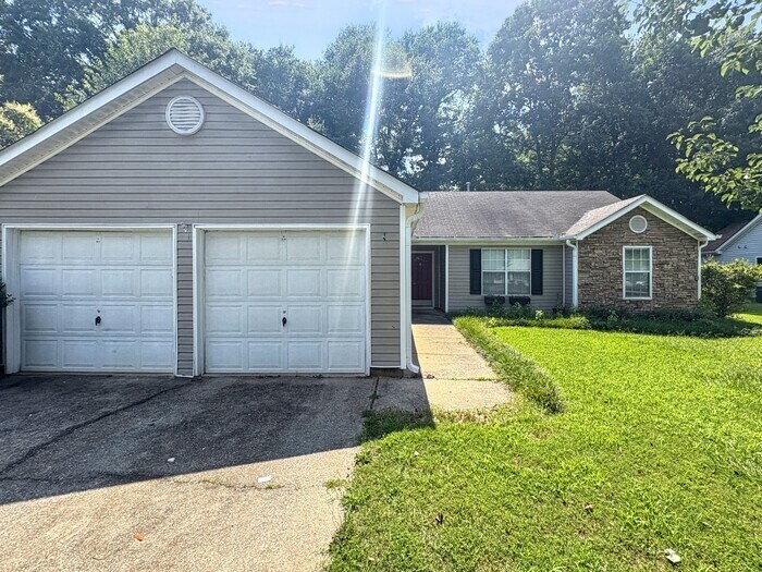 145 Waters Edge Dr in Locust Grove, GA - Building Photo