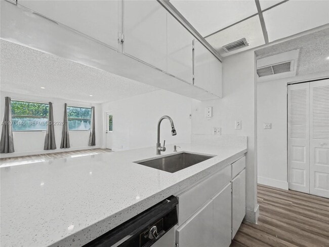 8120 Geneva Ct in Doral, FL - Building Photo - Building Photo