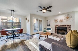 2100 Rainbow Dr in Arlington, TX - Building Photo - Building Photo