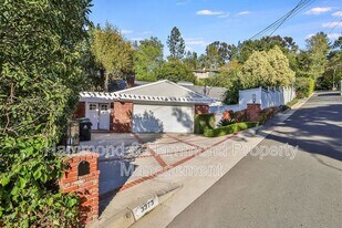3373 Coy Dr in Los Angeles, CA - Building Photo