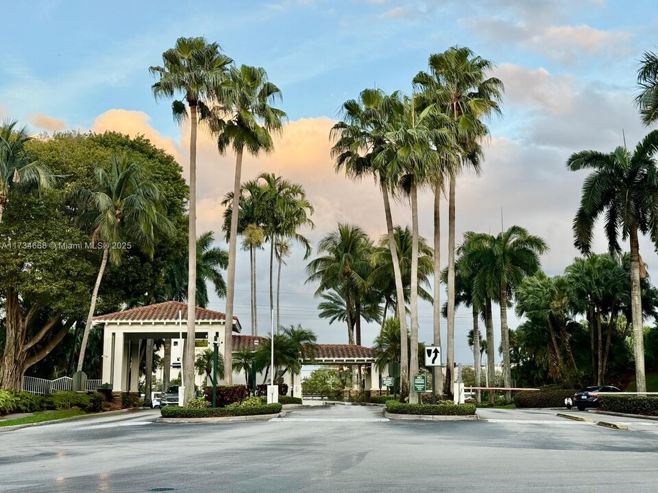 10750 NW 66th St in Doral, FL - Building Photo