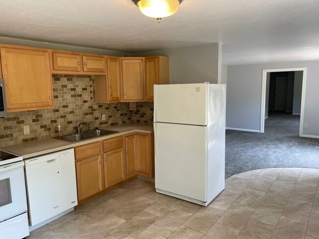4860 Pinedell Ave NE in Comstock Park, MI - Building Photo - Building Photo