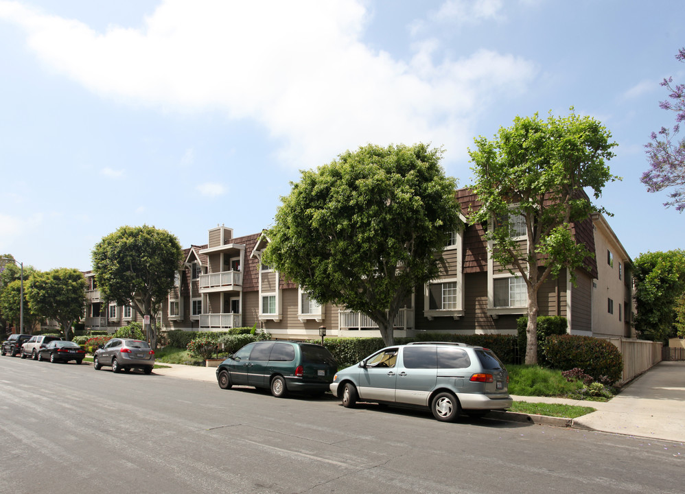 Residential Condominium in Los Angeles, CA - Building Photo