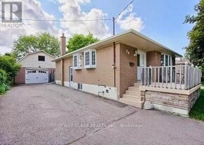 28 Collins Crescent in Aurora, ON - Building Photo
