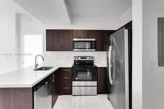 1 Curtiss Pkwy in Miami Springs, FL - Foto de edificio - Building Photo