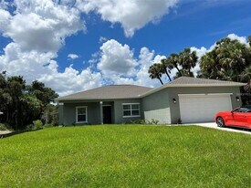 3685 Trenton Ln in North Port, FL - Building Photo