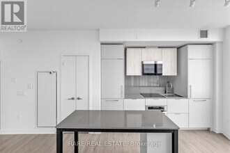 1 Fairview Rd E in Mississauga, ON - Building Photo - Building Photo