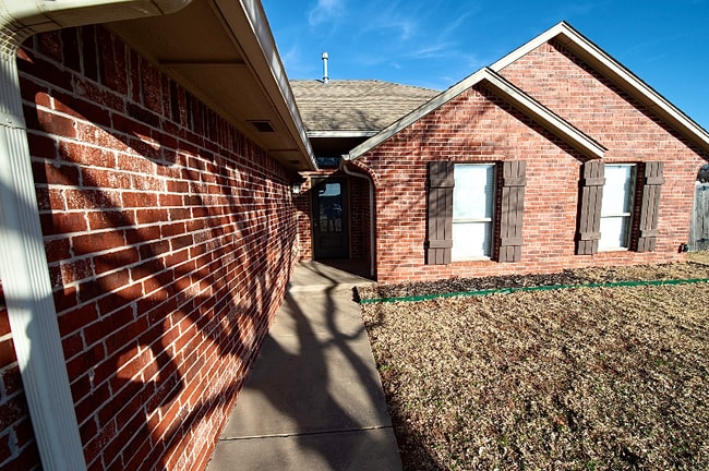 1242 N Shannon Way in Mustang, OK - Building Photo - Building Photo