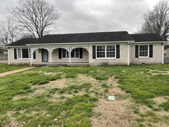 803 Nichols St in Pulaski, TN - Foto de edificio - Building Photo