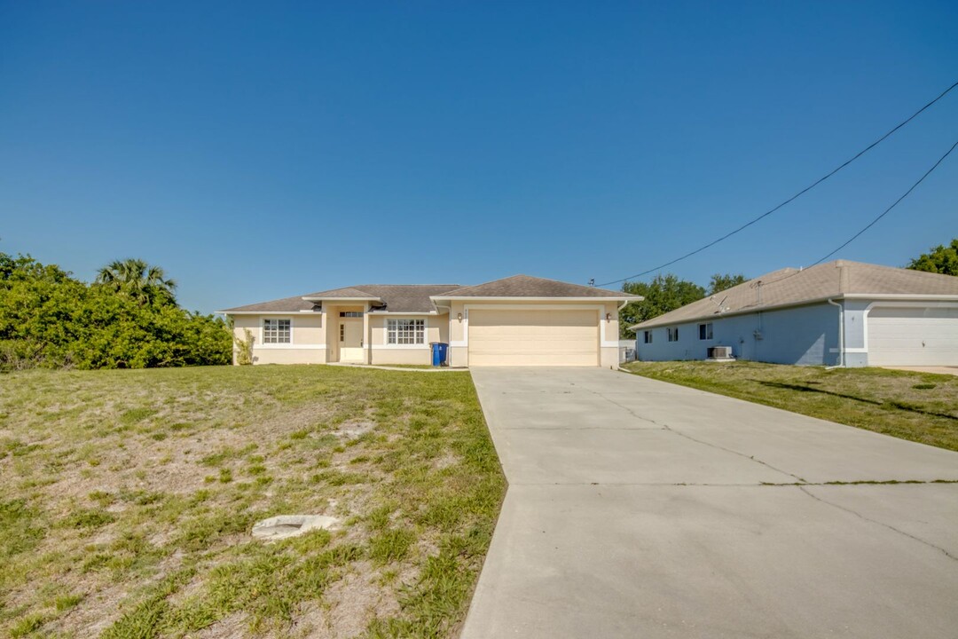 6027 Thrush Ave in Ft. Myers, FL - Building Photo