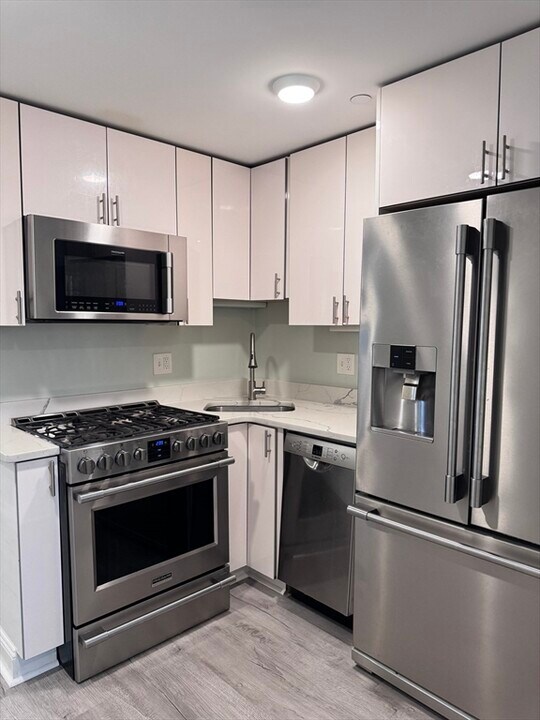 179 Rindge Ave, Unit 1R in Cambridge, MA - Building Photo