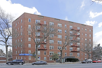 61-61 Woodhaven Blvd in Flushing, NY - Building Photo - Building Photo