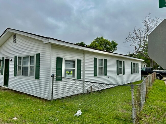 1302 Skip Ave in Pascagoula, MS - Building Photo - Building Photo