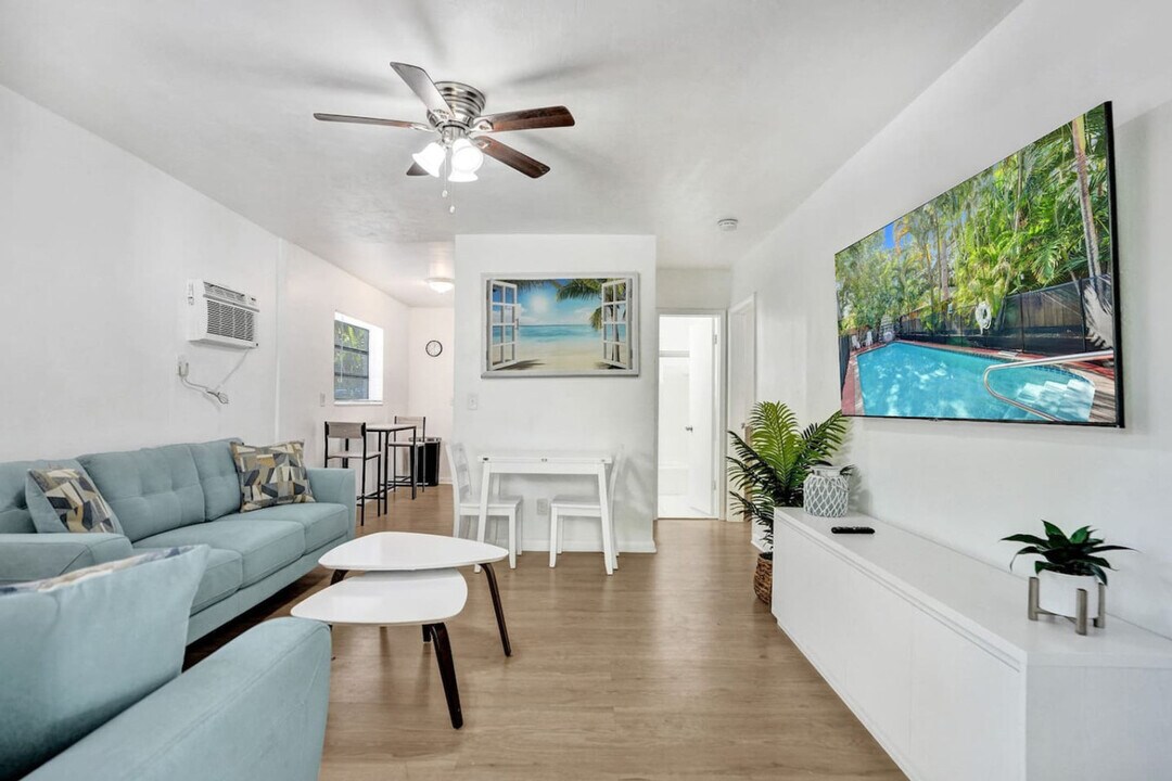 717 13th Ave in Davie, FL - Building Photo