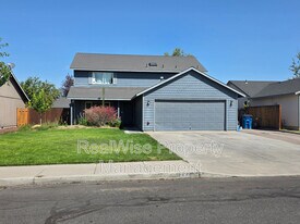 725 NE Negus Pl in Redmond, OR - Building Photo