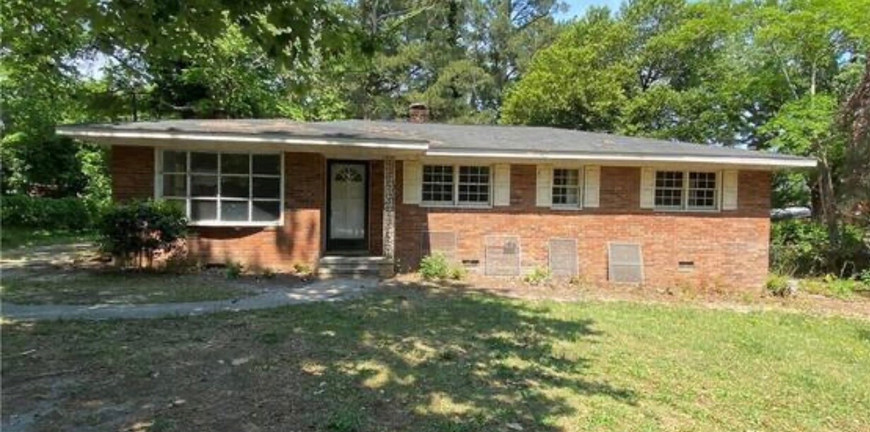2106 Lombardy Dr in Fayetteville, NC - Foto de edificio