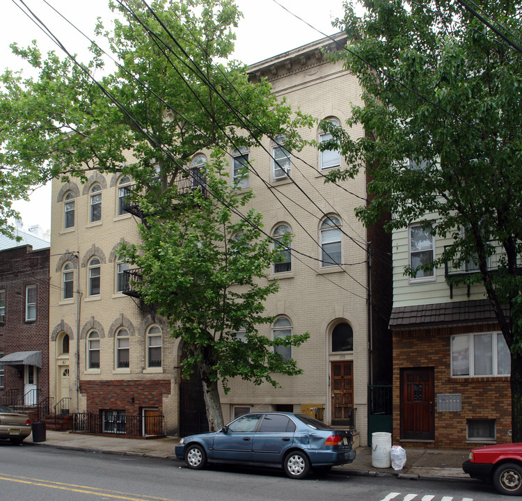 100 Pulaski St in Newark, NJ - Building Photo