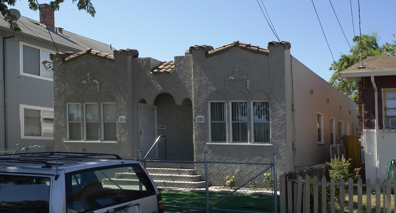 253 W 11th St in Pittsburg, CA - Building Photo