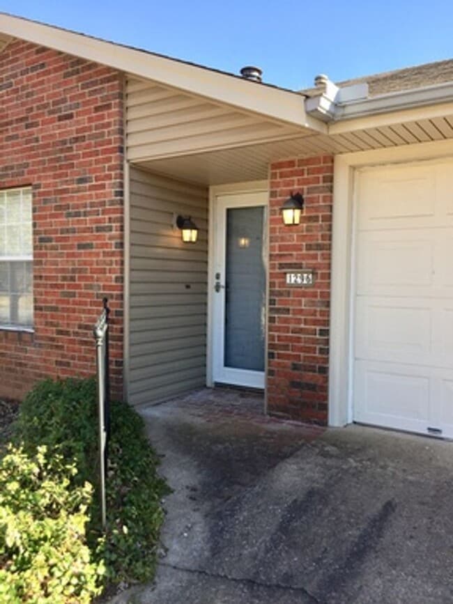 1296 N Fieldstone Ave in Fayetteville, AR - Building Photo - Building Photo