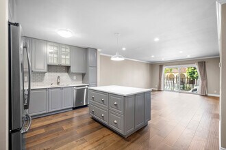 310 N Jackson St, Unit 106 in Glendale, CA - Building Photo - Building Photo