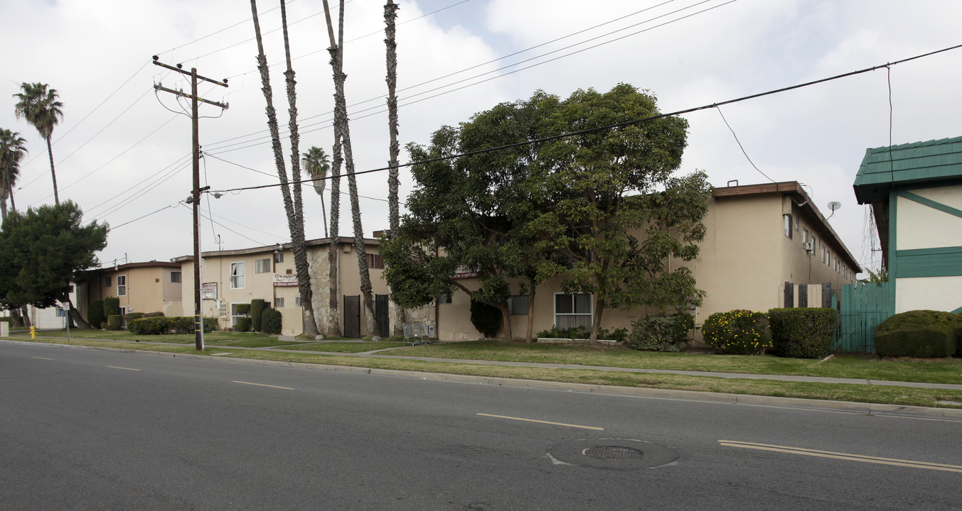 Westminster Arms Apartments in Westminster, CA - Building Photo