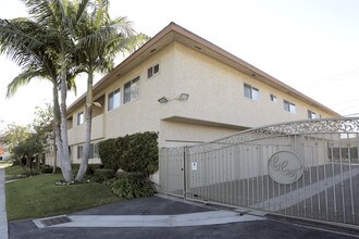 Country Club Terrace in Lakewood, CA - Foto de edificio - Building Photo