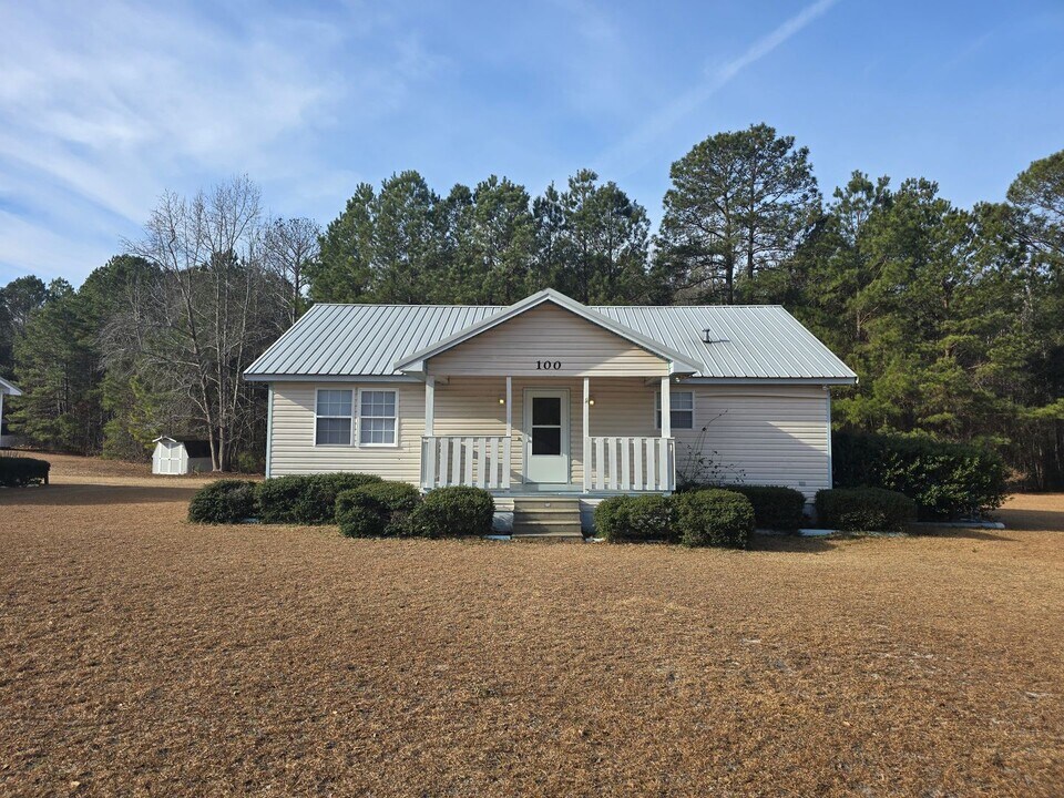 100 Easy Ln in Spring Lake, NC - Building Photo