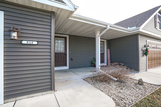 816 Thompson Dr in Oregon, WI - Foto de edificio - Building Photo