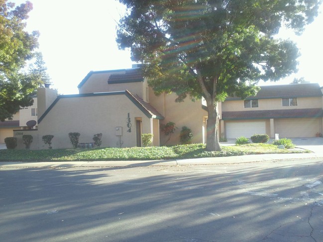 1304 Bywood Ln in Modesto, CA - Foto de edificio - Building Photo