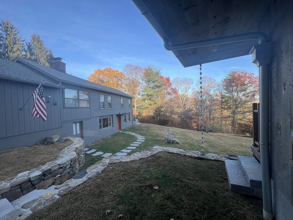 120 Looking Glass Hill Rd in Morris, CT - Foto de edificio