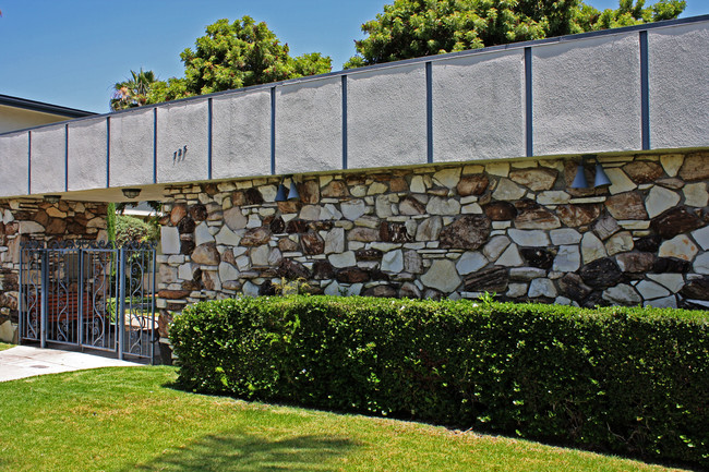 Center Street Apartments in Placentia, CA - Foto de edificio - Building Photo