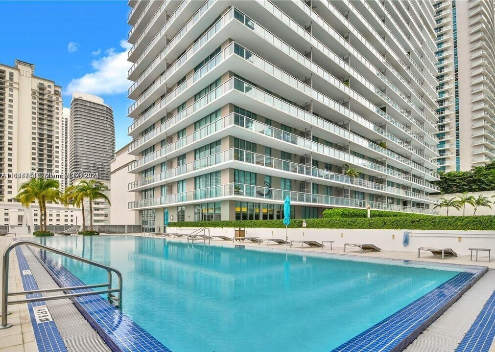 1111 SW 1st Ave, Unit 1014 in Miami, FL - Foto de edificio