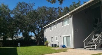 106 E Rhodes Dr in New Smyrna Beach, FL - Building Photo
