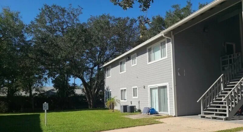 17 W Rhodes Dr in New Smyrna Beach, FL - Building Photo