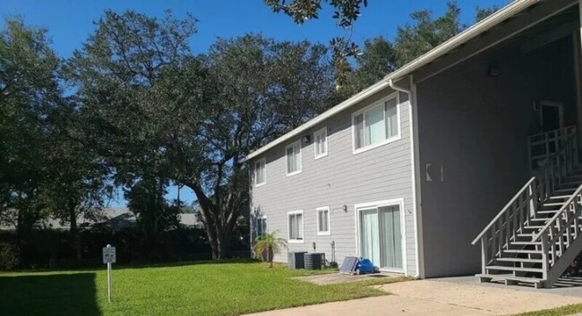 100 E Rhodes Dr in New Smyrna Beach, FL - Building Photo - Building Photo
