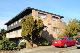 8257 Corliss Ave N in Seattle, WA - Foto de edificio - Building Photo