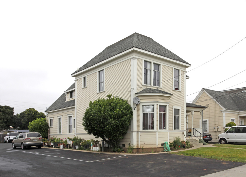 46-50 W 5th St in Watsonville, CA - Building Photo