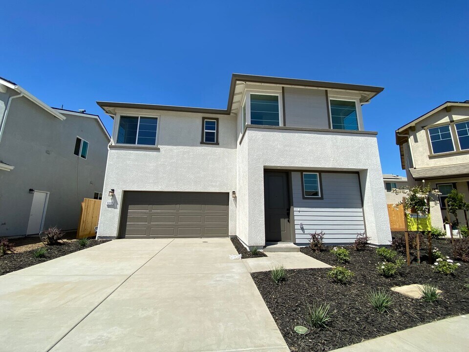 1312 W Prescott Ct in Visalia, CA - Foto de edificio