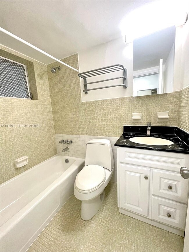 1100 NE 11th St in Miami Beach, FL - Building Photo - Building Photo