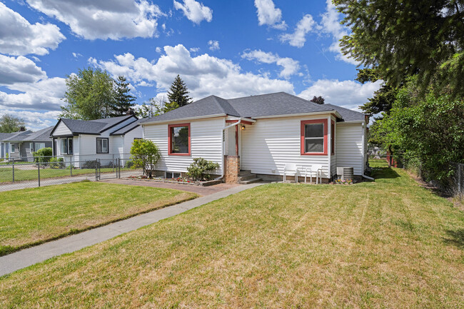 10025 N Whittier St, Unit 10025 in Spokane, WA - Building Photo - Building Photo