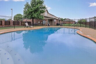 9257 Somerset Rd in San Antonio, TX - Building Photo - Building Photo