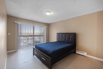 Whispering Pines Condominiums in Aurora, CO - Foto de edificio - Interior Photo