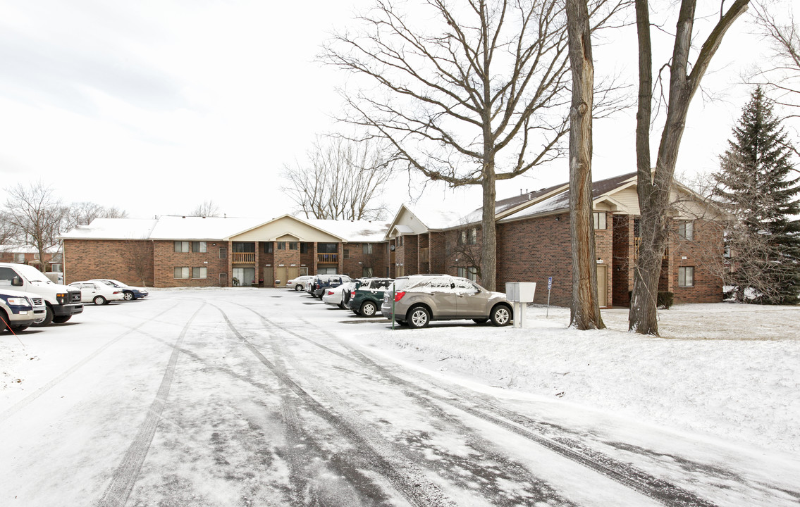 Mid - Five Apartments in Livonia, MI - Building Photo