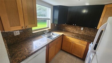 3090 Coral Springs Dr in Coral Springs, FL - Building Photo - Building Photo