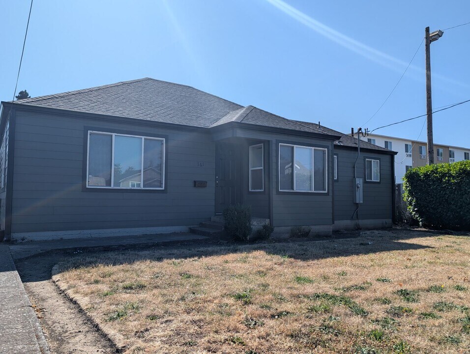 161 19th St in Springfield, OR - Foto de edificio