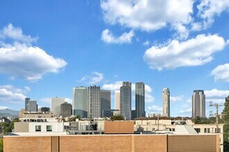 Clad LA in Los Angeles, CA - Foto de edificio - Building Photo