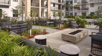 11200 Biscayne Blvd, Unit B12 in Miami, FL - Building Photo - Building Photo