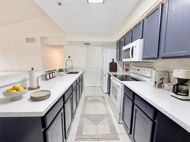 9905 Westwood Dr in Tamarac, FL - Foto de edificio - Building Photo