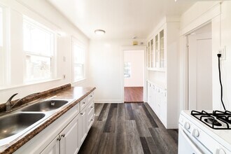 2325 W 36th St in Los Angeles, CA - Building Photo - Building Photo