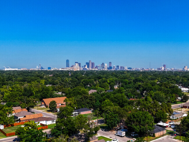 2716 Brigham Ln in Dallas, TX - Foto de edificio - Building Photo